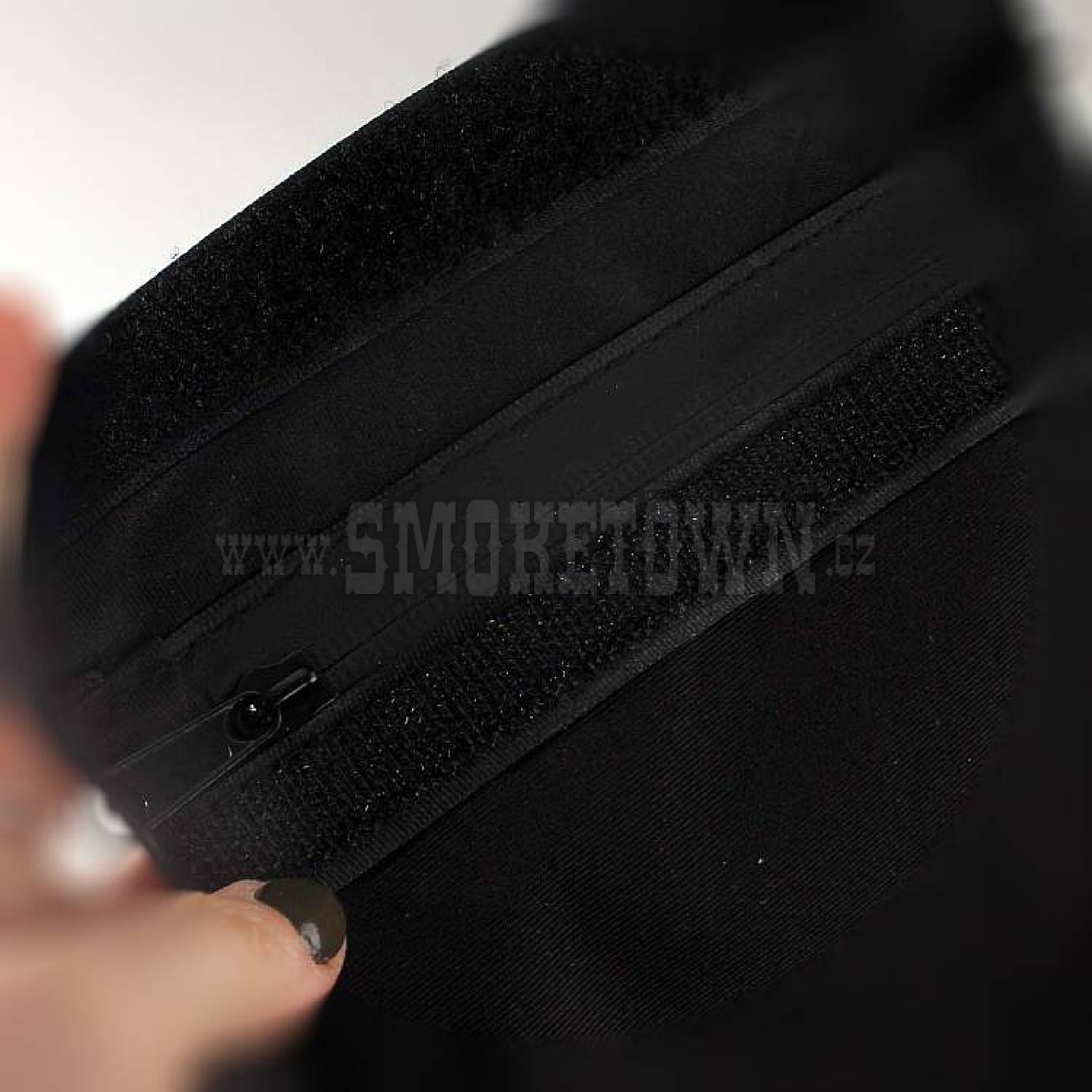 Kompaktní Black Leaf taška 170x140mm – odolná, stylová a praktická na cesty