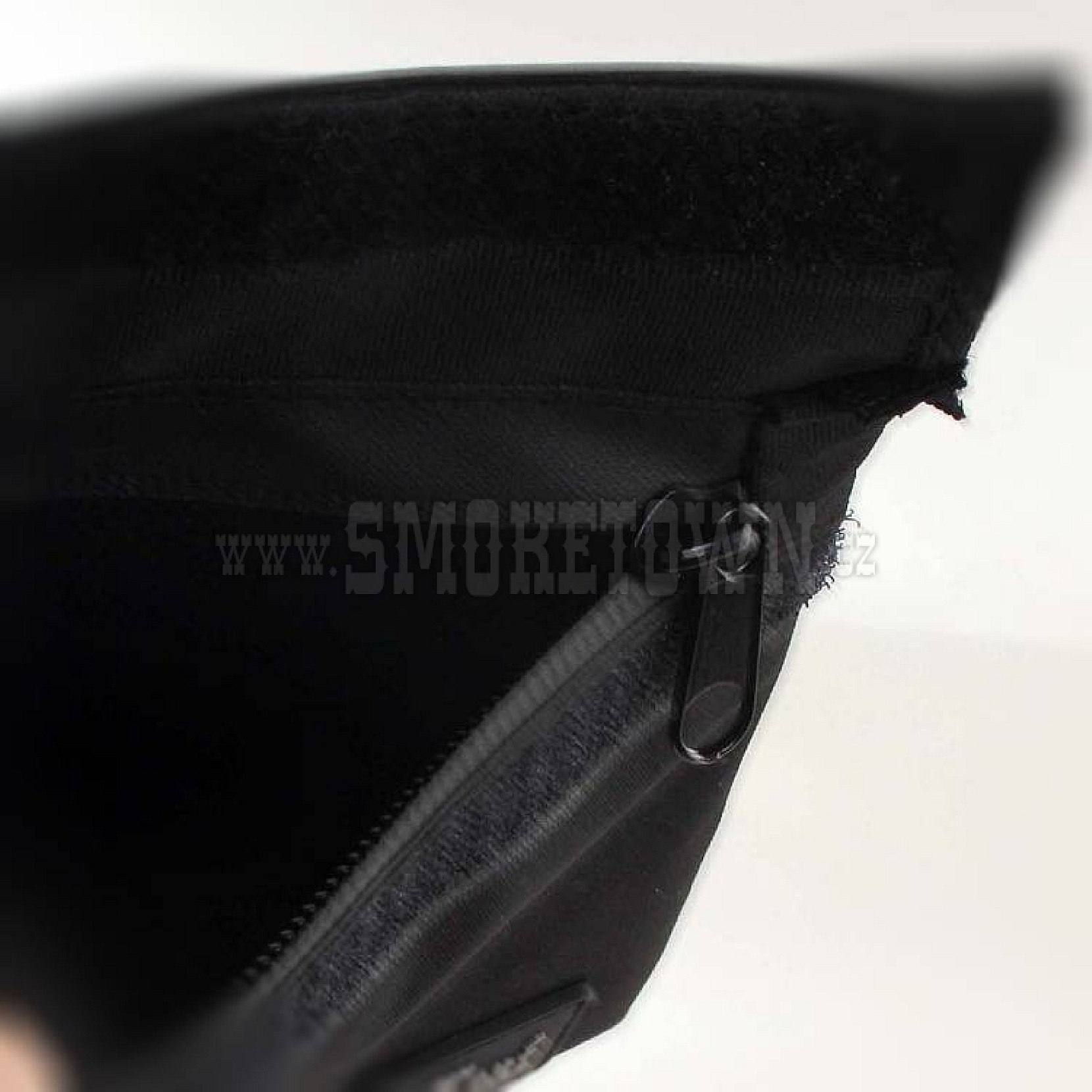Kompaktní Black Leaf taška 170x140mm – odolná, stylová a praktická na cesty